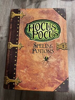 HALLMARK HALLOWEEN HOCUS POCUS SPELLS POTIONS "BOOK" TREAT CANDY BOX WITCH VOICE
